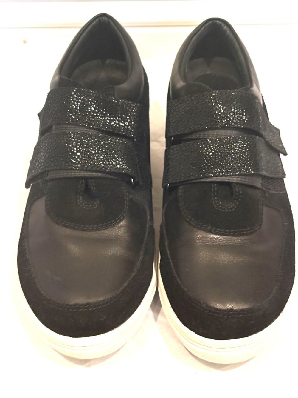 GRAVITY DEFYER 'MEEKA' BLACK LEATHER STRAP SNEAKERS SIZE: 7.5